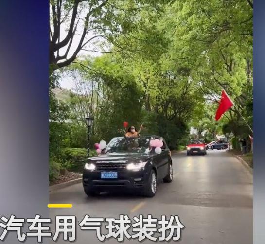 上海一小区为庆祝解封，十几辆<em>汽车</em>组成车队，在小区内游行庆祝