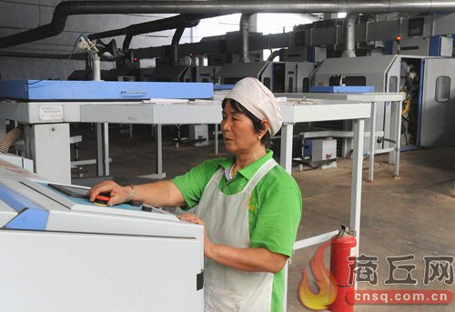 夏邑县<em>产业集聚</em>区员工正在调控棉纺设备