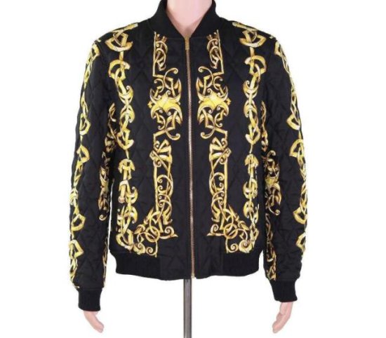 C罗穿2万RMB奢侈品牌外套，在沙特富豪陪同下现身利雅得某餐厅