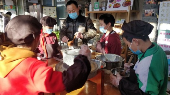 <em>做豆腐的</em>杨师傅在小学里当起了老师？40位农村手艺人兼职教师