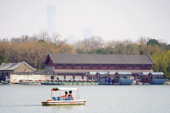 北京：北海<em>公园</em>游船开航 市民享受春日惬意时光