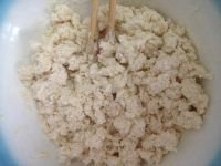 蒸饺 羊肉 烫面 三鲜/1.面粉分多次少量倒入开水，搅拌至无干面粉状。