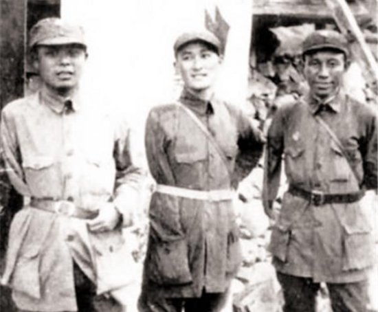 1955年，他正在看守仓库，突然被叫到北京授予开国少将的<em>军衔</em>