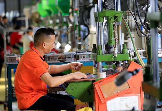 广西柳州：易地搬迁群众实现家门口就业
