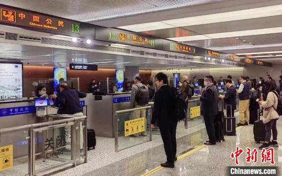 上海虹桥机场清明小长假首日迎出入境客流高峰