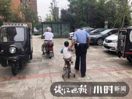 杭州4岁<em>男孩</em>边骑车边哭，转了十多圈大家发现了异样