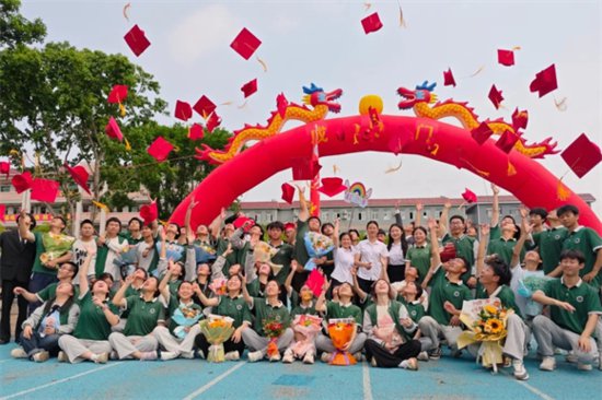 兴国县第三中学举行2024届高三学生<em>十八岁</em>成人仪式