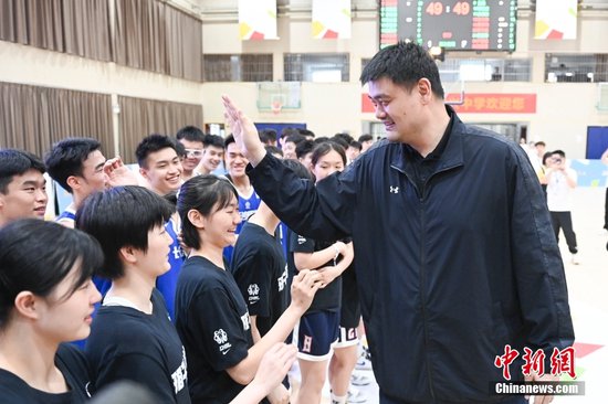 姚明出席“篮球正青春”<em>友谊赛</em> 与长沙中学生互动