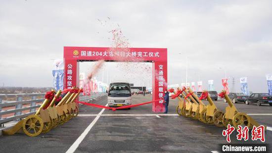 中国国内最宽单体公路桥梁在山东青岛完工
