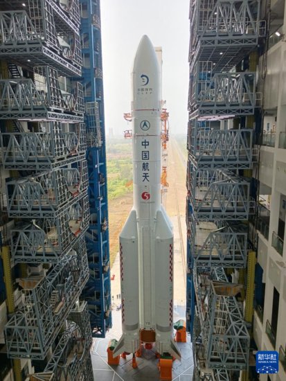 嫦娥六号任务器箭组合体完成<em>垂直</em>转运 计划5月初择机发射