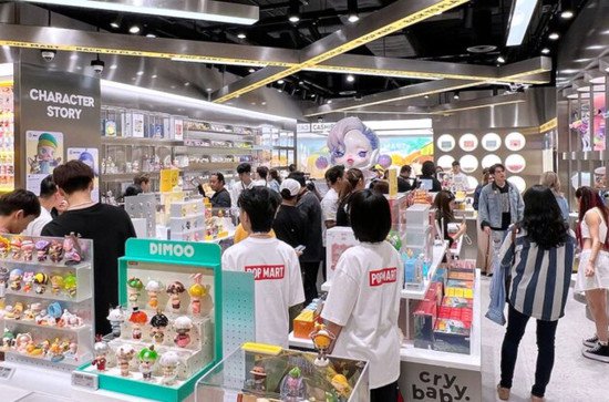 泡泡玛特加速海外布局，泰国首店开业吸引超千名粉丝排队