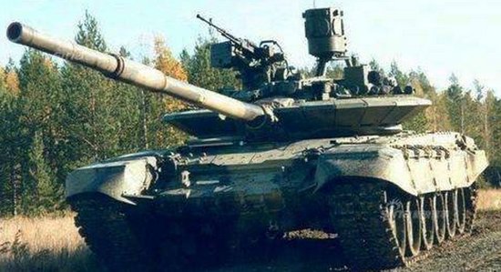 俄将T-90M“突破”主战坦克和BREM-1M<em>装甲</em>抢修车运送<em>前线</em>