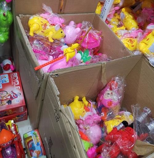 “二手塑料”有毒！<em>郑州批发市场</em>出现大量二手玩具