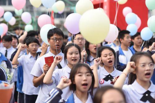 十八而志正青春 踔厉奋发向未来——荣县中学高2021级举行感恩...