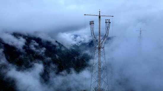 194.8米！我国西南地区首个特高压交流工程第一高塔组立完成