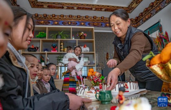 西藏：福利院里的爱心<em>妈妈</em>和她们的“幸福家庭”
