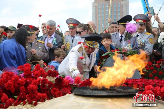 <em>哈萨克斯坦</em>首都纪念卫国战争胜利79周年