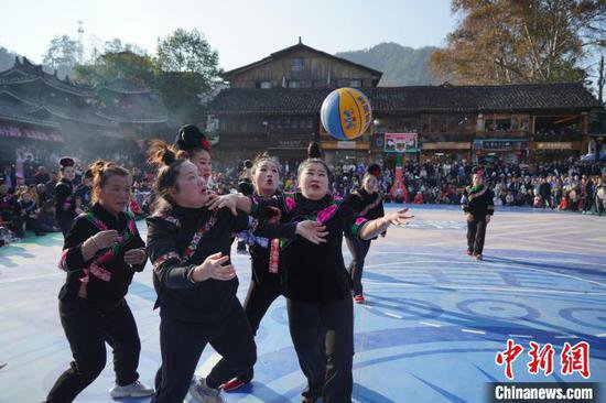 （新春走基层）贵州苗寨里“姑妈”们的趣味篮球赛开赛