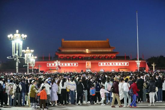<em>北京</em>：“五一”劳动节 数万名群众齐聚天安门广场观看升国旗仪式