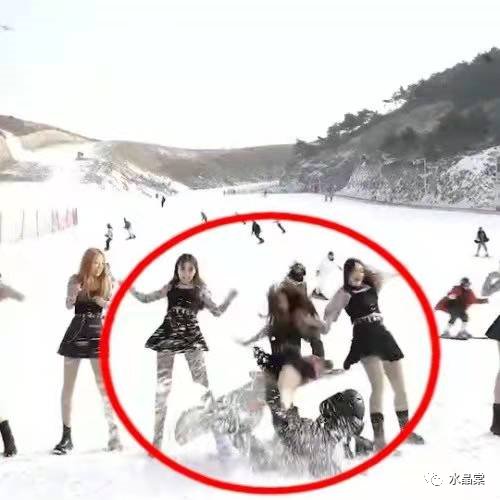 长治：滑雪场女团穿短裙<em>跳舞</em>被撞，系广告拍摄