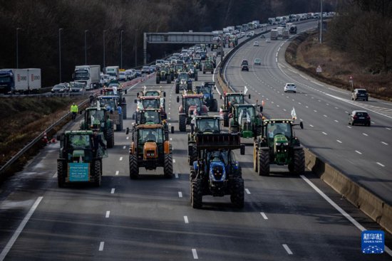 法国农民<em>不满</em>生产境遇 驾拖拉机“围困”巴黎