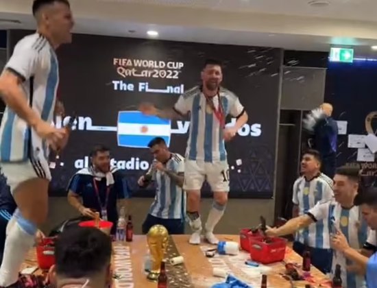 <em>阿根廷</em>队赛后在更衣室庆祝夺冠 有人一头扎进垃圾桶