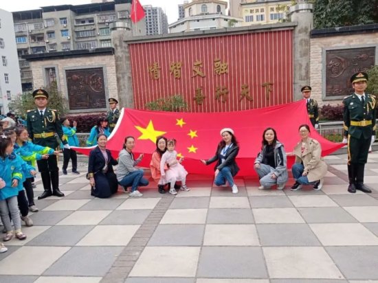 这面国旗曾经在北京<em>天安门广场</em>升起过！（附<em>视频</em>）