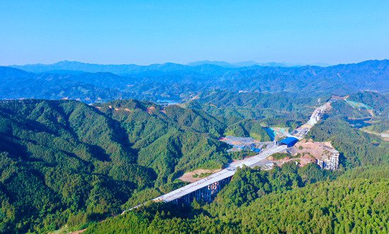 中国一冶广西融从<em>高速公路</em>项目11座隧道全部贯通
