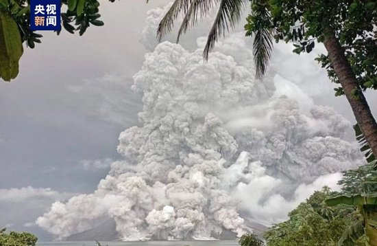 印尼鲁昂火山喷发 火山灰<em>柱</em>达5000米