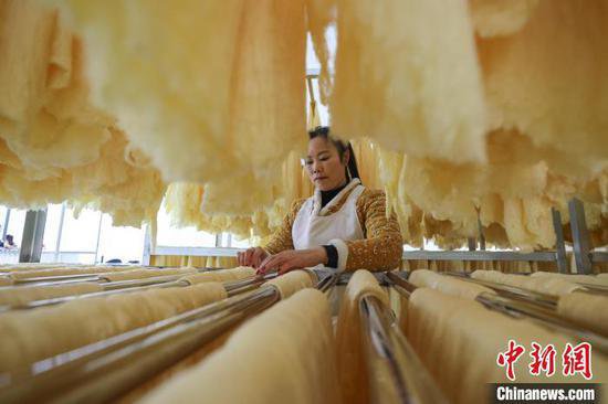 贵州凤冈：茧丝绸订单生产忙