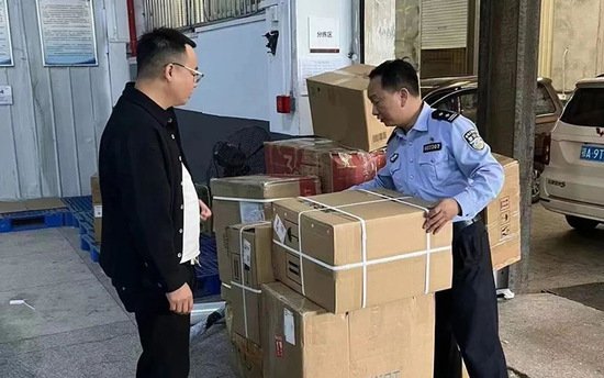 武汉社区民警打800多通电话找回居民错寄包裹