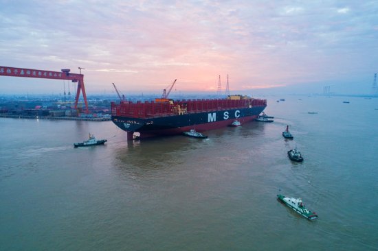 两艘全球最大型<em>集装箱</em>船在长江<em>泰州</em>段出坞
