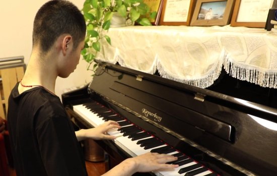 杭州盲童五年时间钢琴考到十级 听人弹《小星星》结缘钢琴