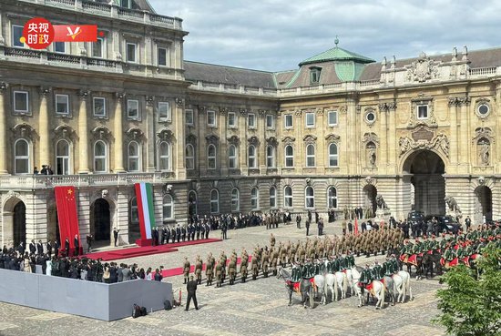 习近平抵达布达王宫内庭 出席匈牙利总统和总理共同举行的欢迎...
