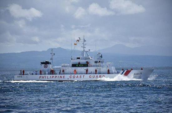 该来的还是来了，黄岩岛外，菲律宾向中国海警动手，双方剧烈...