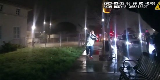 美媒：加州男子持钢棒骂警察是“<em>猪</em>”后被击毙，警方公布<em>视频</em>