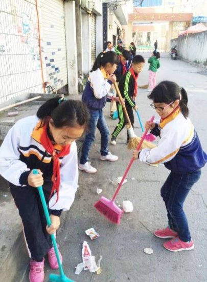 <em>柳市学校</em>组织学生清理校园周边环境 增强未成年人环保意识