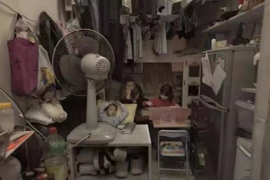 <em>香港</em>情侣蜗居<em>5平米</em>廉租房，这一幕，揭开了贫穷背后的最大真相！