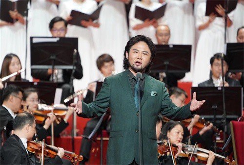 著名歌唱家佟铁鑫与佘乐共同演绎经典歌曲《夕阳红》