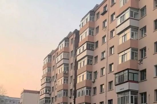 哈尔滨一小区独立楼体突然开裂倾斜，官方通报！