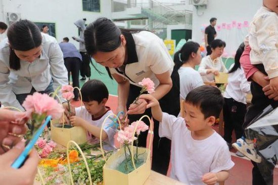 江西宁都县赖村镇第二公立幼儿园亲子插花活动
