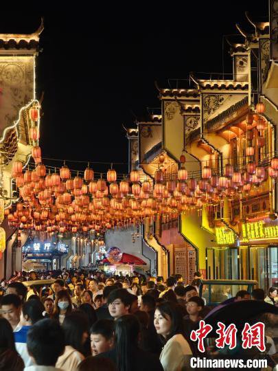江西乐平千年历史老北街“五一”首日迎游客高峰