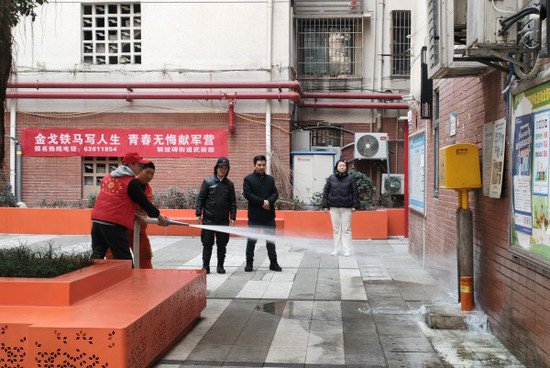 渝中<em>解放碑</em>街道：创新模式 解决老旧小区消防用水问题