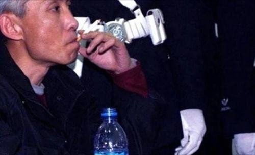 2003年刘涌被判死刑，押赴刑场前喝了口白酒，在脚镣处塞了一...