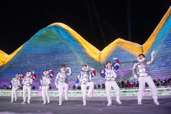 嗨爆冬夜！哈尔滨冰雪大世界里有个“万人羽绒服雪地派对”