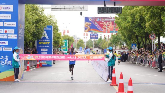 2024湘鄂<em>龙凤</em>双城马拉松举行 2万余跑者跨省开跑
