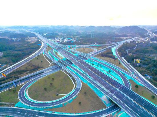 桂林<em>至</em>柳州<em>高速公路</em>改扩建项目建成通车