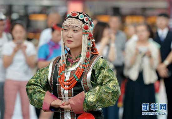 蒙古族/6月2日，蒙古族传统服饰传承人在机场大厅展示传统服饰。