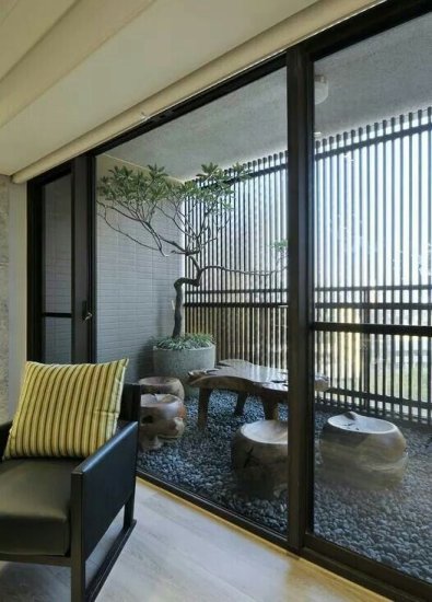 我决定<em>阳台</em>就照日本装，1张茶几2张蒲垫，简单惬意还有水景赏