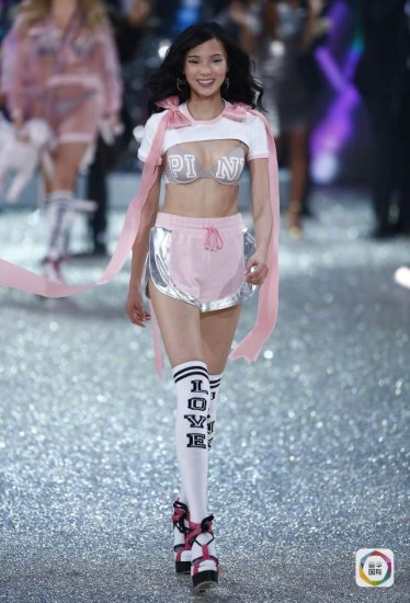 中国 时装秀/中国模特雎晓雯在2016“维多利亚的秘密”时装秀上展示服饰。